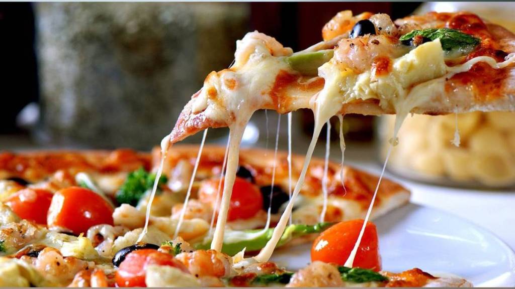 case has been registered against two pizza shop owners for sending non vegetarian food in Andheri Mumbai print news