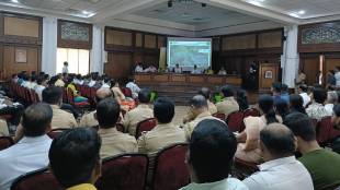 Thane Municipal Commissioner in the meeting of Ganesh Mandals.
