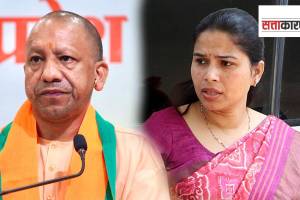 उत्तर प्रदेशचे मुख्यमंत्री योगी आदित्यनाथ व समाजवादी पार्टीच्या आमदार पूजा पाल (छायाचित्र पीटीआय)