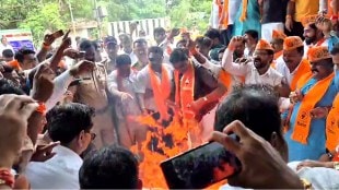 protest against mahayuti government by shivsena ubt in jalgaon