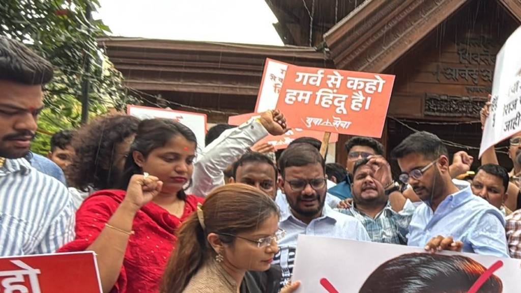 Shindes Yuva Sena protests against Prithviraj Chavan in Thane
