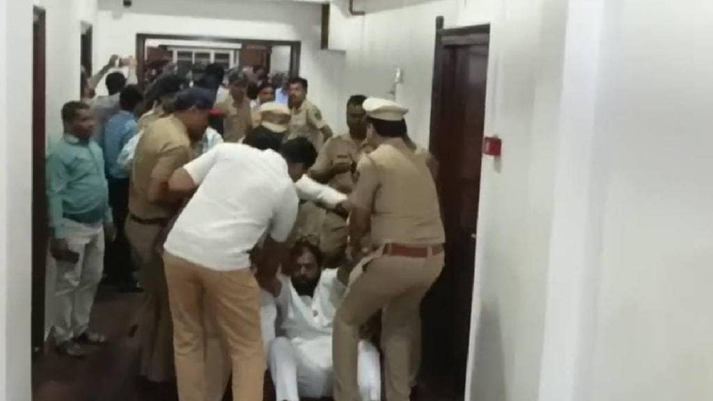 MNS protest escalates, police intervene