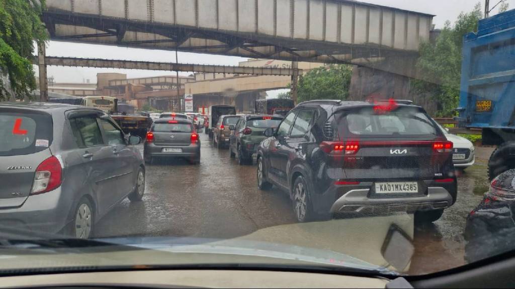 Traffic jam on highways due to consecutive holidays