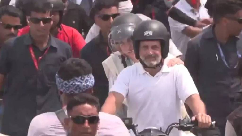 मुझफ्फरपूर येथे व्होटर अधिकार यात्रेत राहुल गांधी यांनी मोटरसायकल चालवली. बहीण प्रियांका गांधी या त्यांच्या मागे बसल्या होत्या.
 Photo: Screen grab of X/@ANI 
