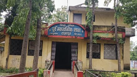 rajapur zp school building in bhandara declared unsafe as parents warn of protest dangerous school building video