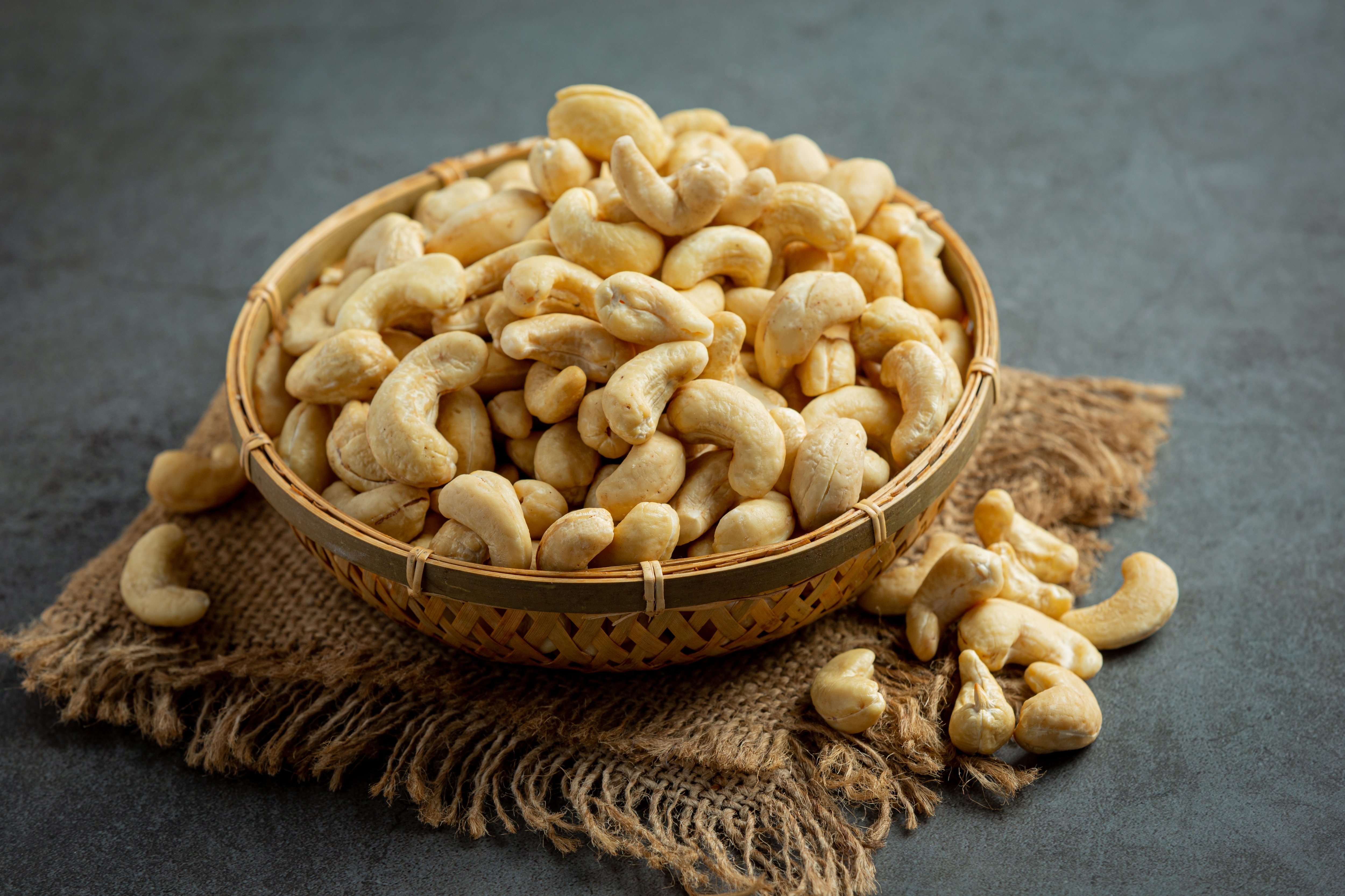 (Cashews)