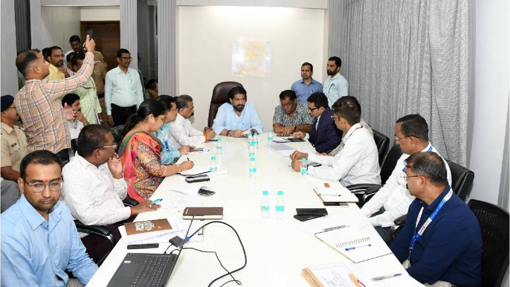 Minister Shivendraraje Bhosale, Kiran Samant, Rajan Salvi and others giving guidance in the review meeting