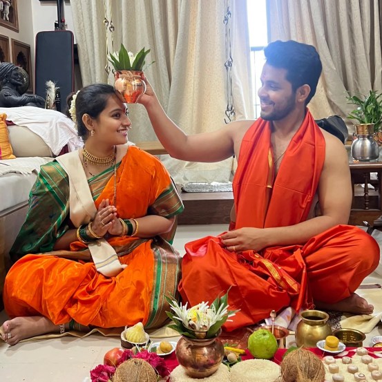 या फोटोमध्ये साधनाने भगव्या रंगाची साडी परिधान केली आहे, तर अक्षयने धोतर परिधान केल्याचं पाहायला मिळत आहे.