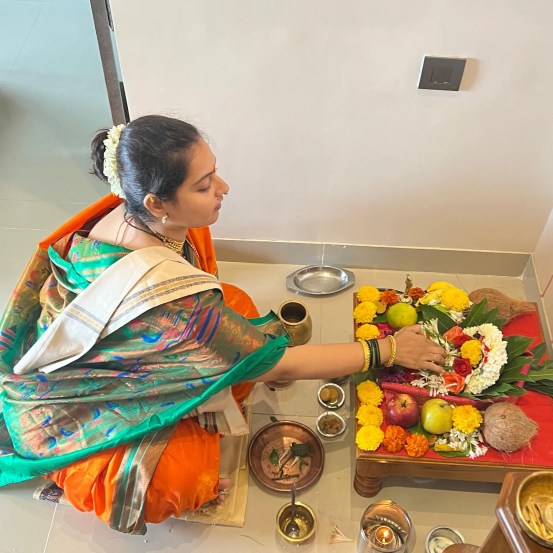 अशातच साधनाने तिच्या लग्नानंतरच्या पहिल्या मंगळागौरचे काही खास फोटो शेअर केले आहेत.