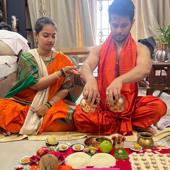 साधनाने शेअर केलेल्या या फोटोमध्ये अक्षय आणि ती पारंपरिक लूक केल्याचं पाहायला मिळत आहे.
