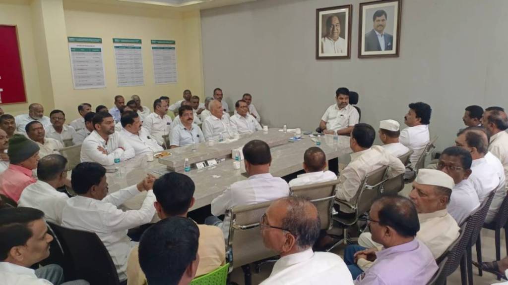 Congress workers meet Satej Patil