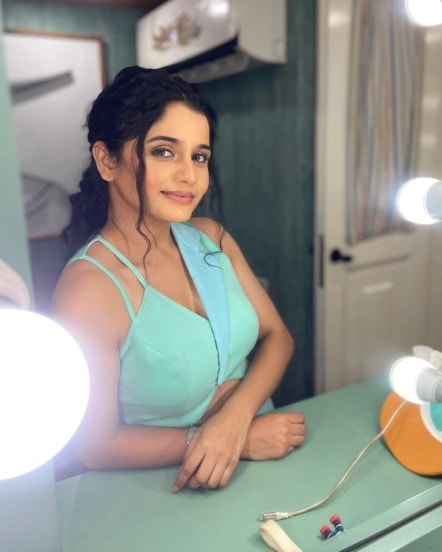 आपल्या अभिनयाने लक्ष वेधून घेणारी शर्वरी सोशल मीडियावरसुद्धा तितकीच सक्रीय असते.