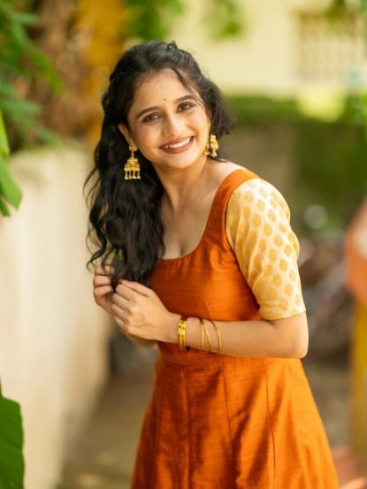 सोशल मीडियावर शर्वरी तिचे अनेक स्टायलिश लुकमधले फोटो शेअर करत असते.