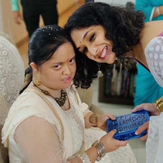 मधुमती ही प्रियदर्शिनीची चुलतबहीण असून तिला डाऊन सिंड्रोम आहे, ती स्पेशल ऑलिम्पिकमध्ये खेळली आहे.