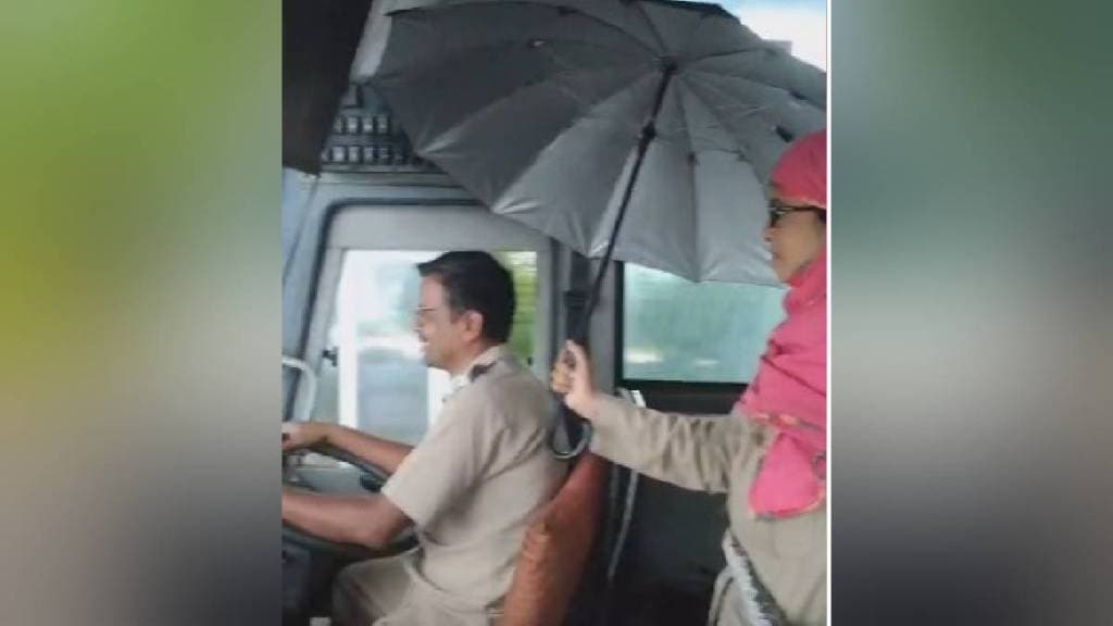 Shivshahi bus leaks due to heavy rain bhandra news