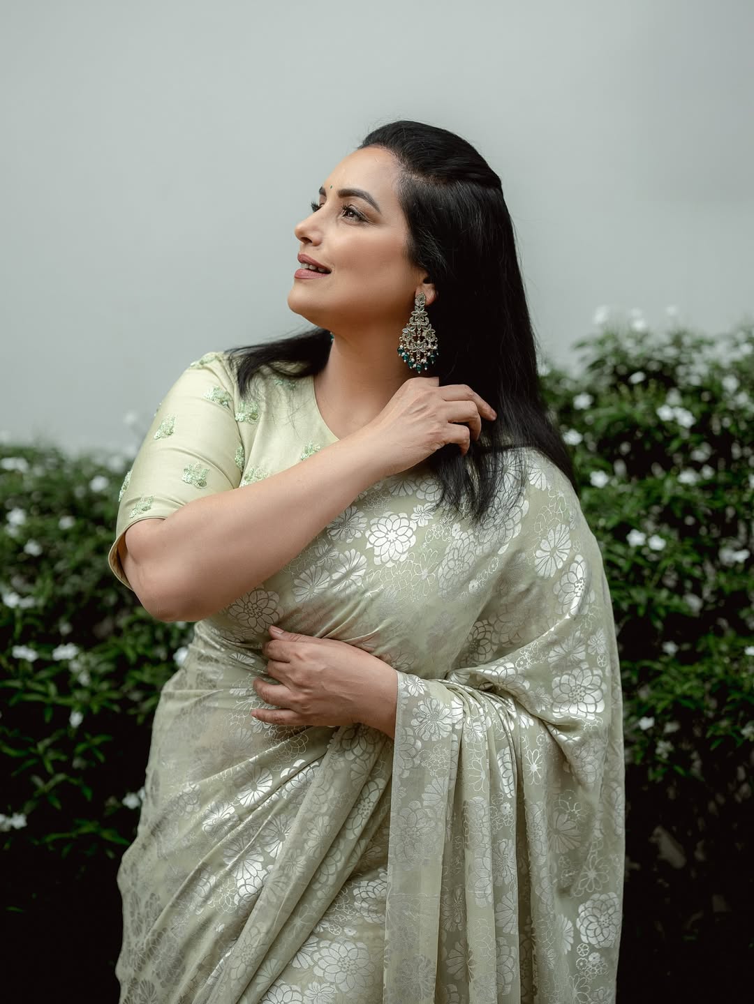 मल्याळम अभिनेत्री श्वेता मेननने आजवर बॉलिवूडमध्येही नशीब आजमावले होते. पृथ्वी या सिनेमापासून तिने चित्रपटसृष्टीत पाऊल ठेवले. यानंतर सलमान खानच्या बंधन, करिश्मा-गोविंदाच्या शिकारी, शाहरुख खानच्या अशोका या चित्रपटात तिने काम केले होते. याव्यतिरिक्त बॉलिवूडमधील हा मैने भी प्यार किया, वध, अनर्थ, अब के बरस, अनोखा बंधन, धुंध, प्राण जाए पर शान न जाए, मकबूल, हंगामा आणि रन या चित्रपटातही तिने काम केले होते.