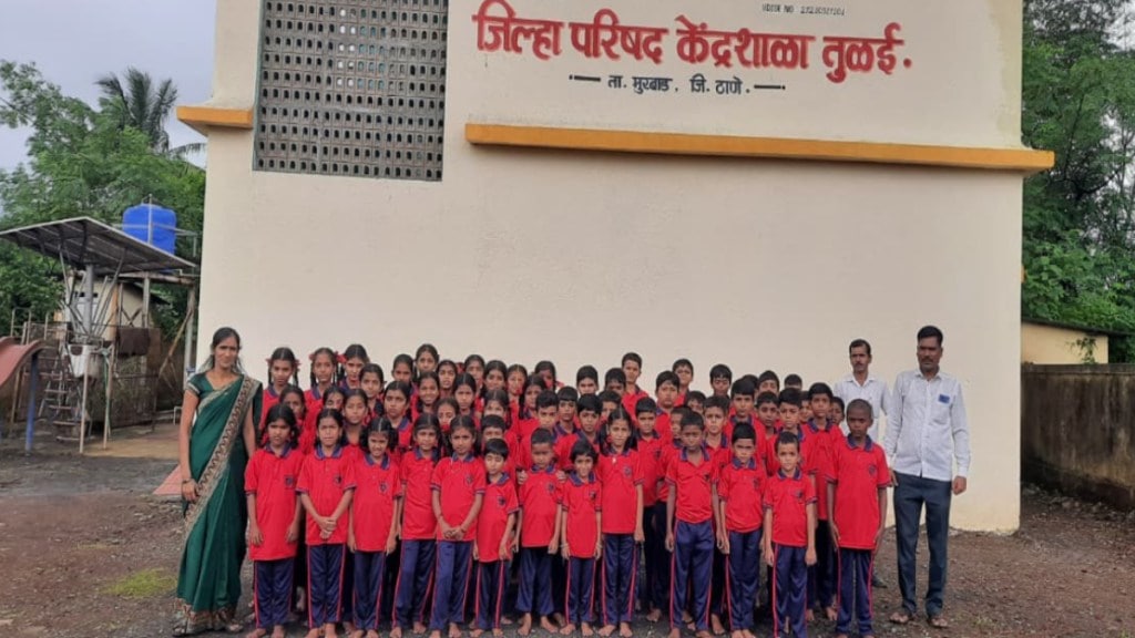 spandan foundation gifts t shirts to murbad school students