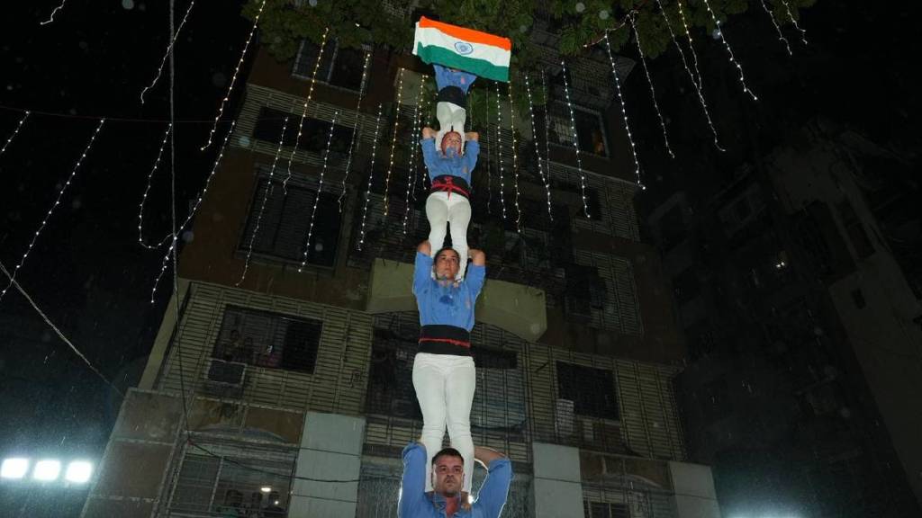 thane flag hoisting ceremony midnight spanish castellers salute the Indian tricolor