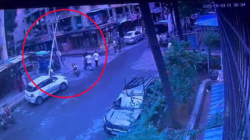 street lamp pole collapsed in Vasai schoolboy narrowly escaped
