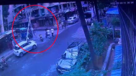 street lamp pole collapsed in Vasai schoolboy narrowly escaped