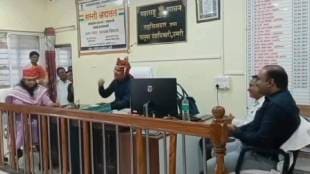 Congress leader Vijay Vadettiwar shared a video of a singing program at the Tehsil office on social media