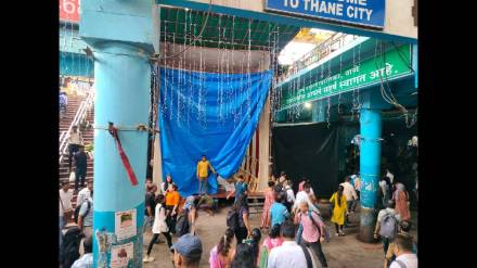 Ganesh mandap outside Thane station blocked the path of passengers