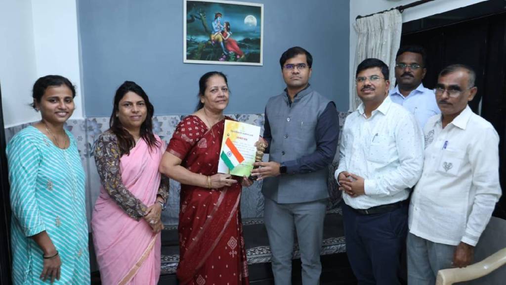 Thane District Collector meets the families of the martyrs
