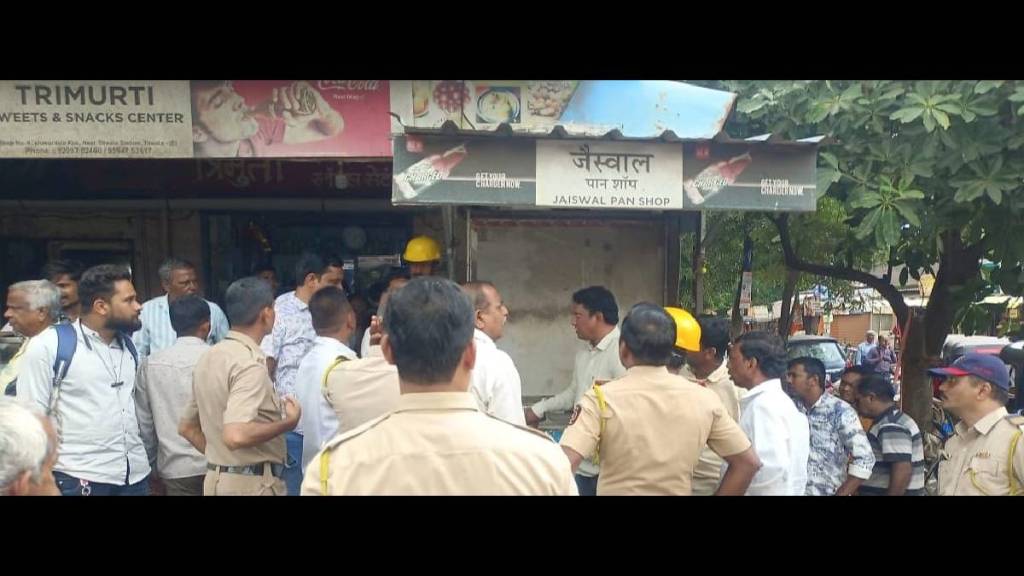 Action taken against paan tapri in the vicinity of schools in Titwala.