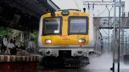 todays Mumbai local services 25 to 30 minutes late
