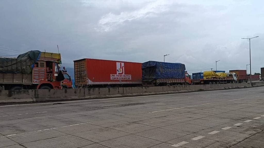 Traffic jam on the highway from Chinchoti to Vasai Phata