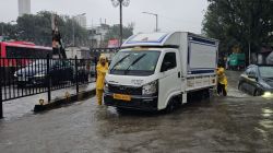 Mumbai Heavy Rainfall Traffic Jam Updates : पावसामुळे ठिकठिकाणी पाणी साचले; वाहतूक मंदावली