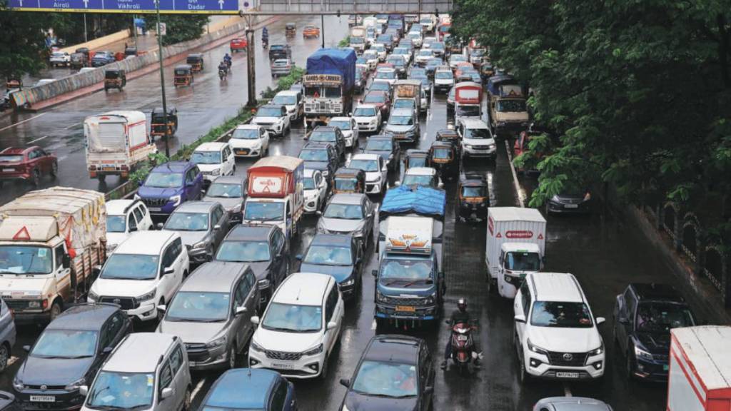मुंबई-नाशिक महामार्गावर गुरुवारी काही किलोमीटपर्यंत वाहनांच्या रांगा लागल्याचे चित्र होते. (छायाचित्र : दीपक जोशी)