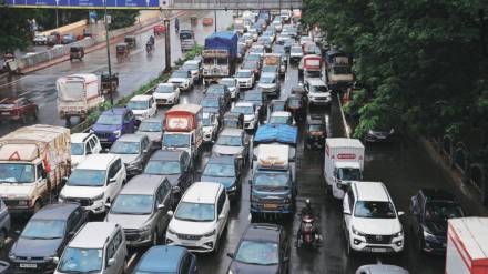 मुंबई-नाशिक महामार्गावर गुरुवारी काही किलोमीटपर्यंत वाहनांच्या रांगा लागल्याचे चित्र होते. (छायाचित्र : दीपक जोशी)