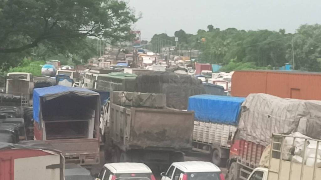 Traffic congestion between Versova Bridge and Vasai Phata