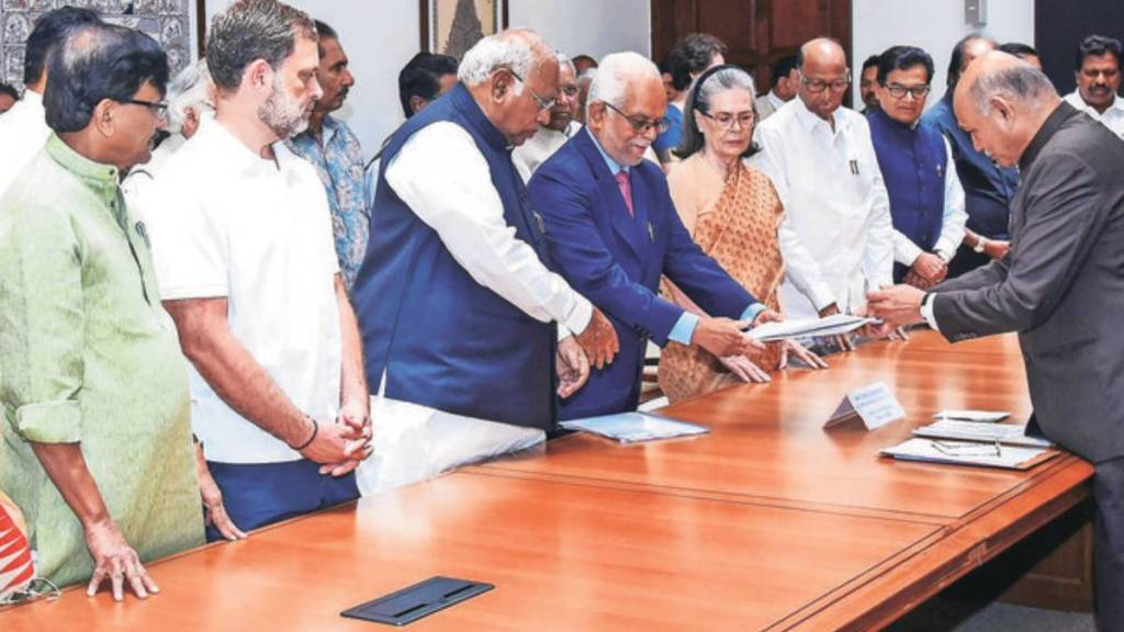 सर्वोच्च न्यायालयाचे माजी न्यायाधीश तथा विरोधी पक्षांचे उपराष्ट्रपतीपदाचे उमेदवार बी. सुदर्शन रेड्डी यांनी गुरुवारी उमेदवारी अर्ज दाखल केला. या वेळी काँग्रेस अध्यक्ष मल्लिकार्जुन खरगे, काँग्रेस नेत्या सोनिया गांधी आणि राहुल गांधी, राष्ट्रवादी काँग्रेसचे अध्यक्ष शरद पवार, शिवसेना खासदार संजय राऊत तसेच इतर नेते उपस्थित होते.