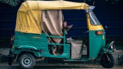 ‘तिच्या जागी तुझी आई, बहीण असती तर?’ रिक्षा चालकाने रस्त्याच्या मध्येच उतरवले तरुणीला अन् विचारू लागला प्रश्न; वाचा नक्की काय घडलं