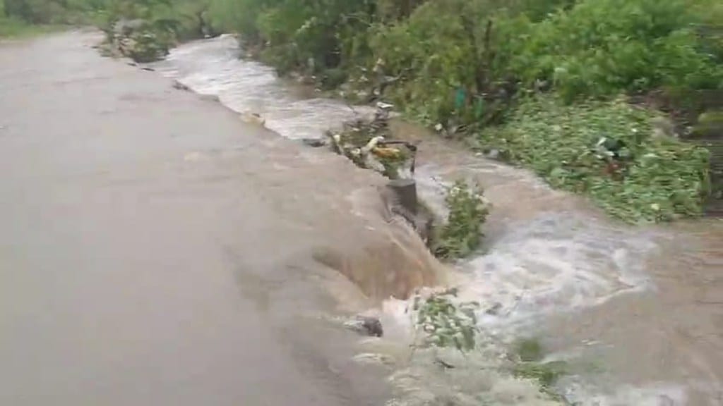 washim rain alert villages cut off farmer drowns rescue news
