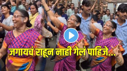 women dance on Reshamachya Reghani song