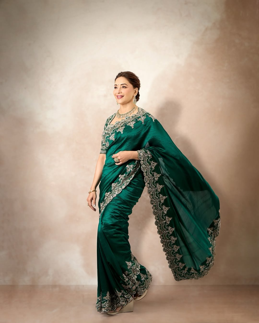  madhuri dixit black saree look