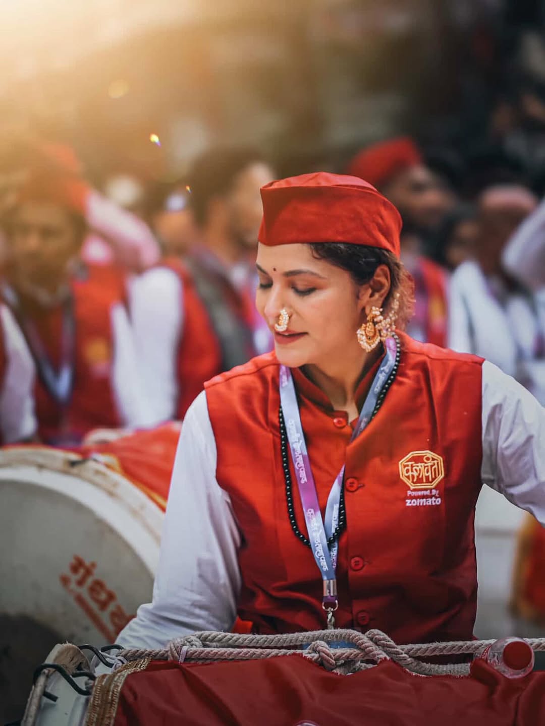 अनुजा साठेने पुण्यातील प्रतिष्ठित ढोल-ताशा पथकासोबत सहभाग घेतला असून तिच्या पारंपरिक वेशभूषेतील फोटोला प्रेक्षकांकडून मोठा प्रतिसाद मिळत आहे.