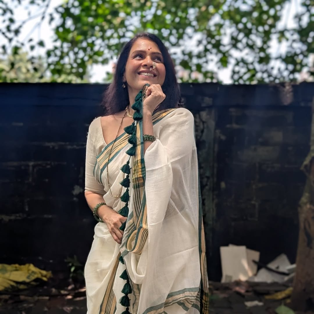 aishwarya narkar handloom cotton white saree photoshoot