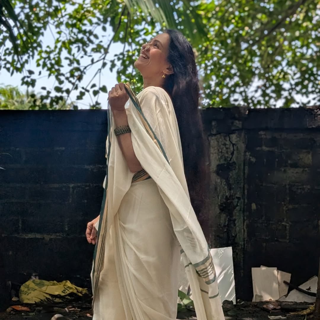 aishwarya narkar handloom cotton white saree photoshoot