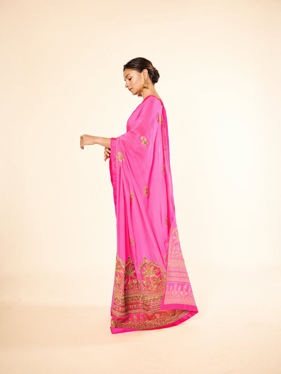 alia bhatt pink saree traditional photoshoot