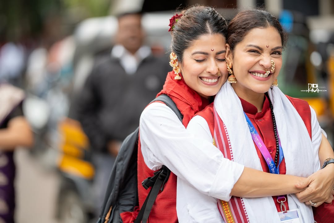 दोघींनी एकत्र काम केलेली ‘लगोरी’ ही मालिका प्रेक्षकांच्या मनात घर करून राहिली होती आणि आता ढोल-ताशांच्या गजरात त्यांची जोडी पुन्हा उजळली आहे.