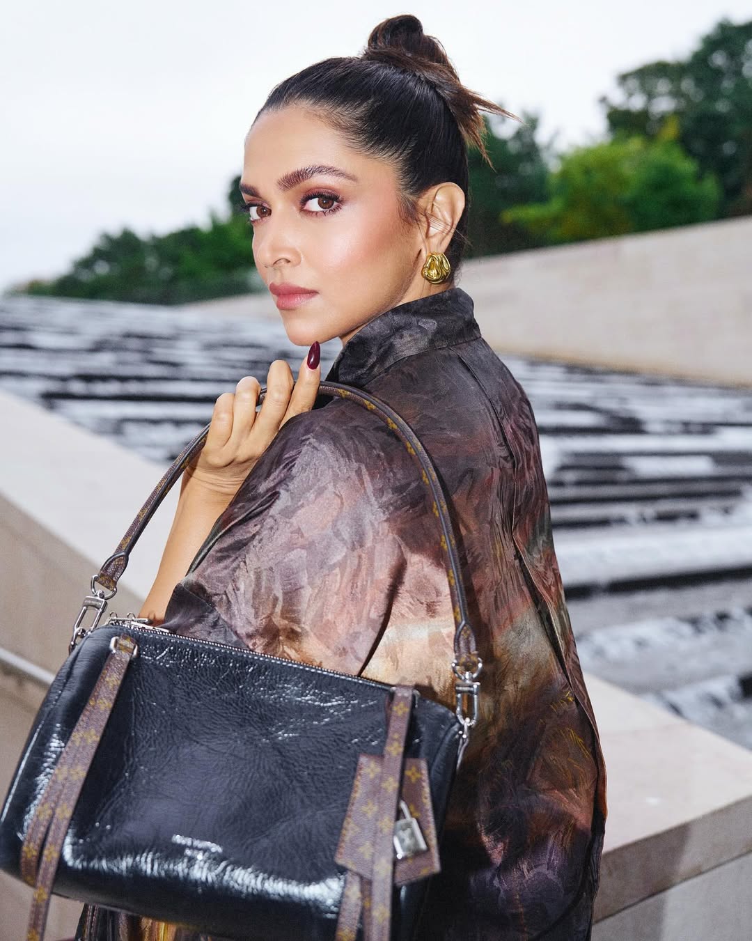 Deepika Padukone glamorous look