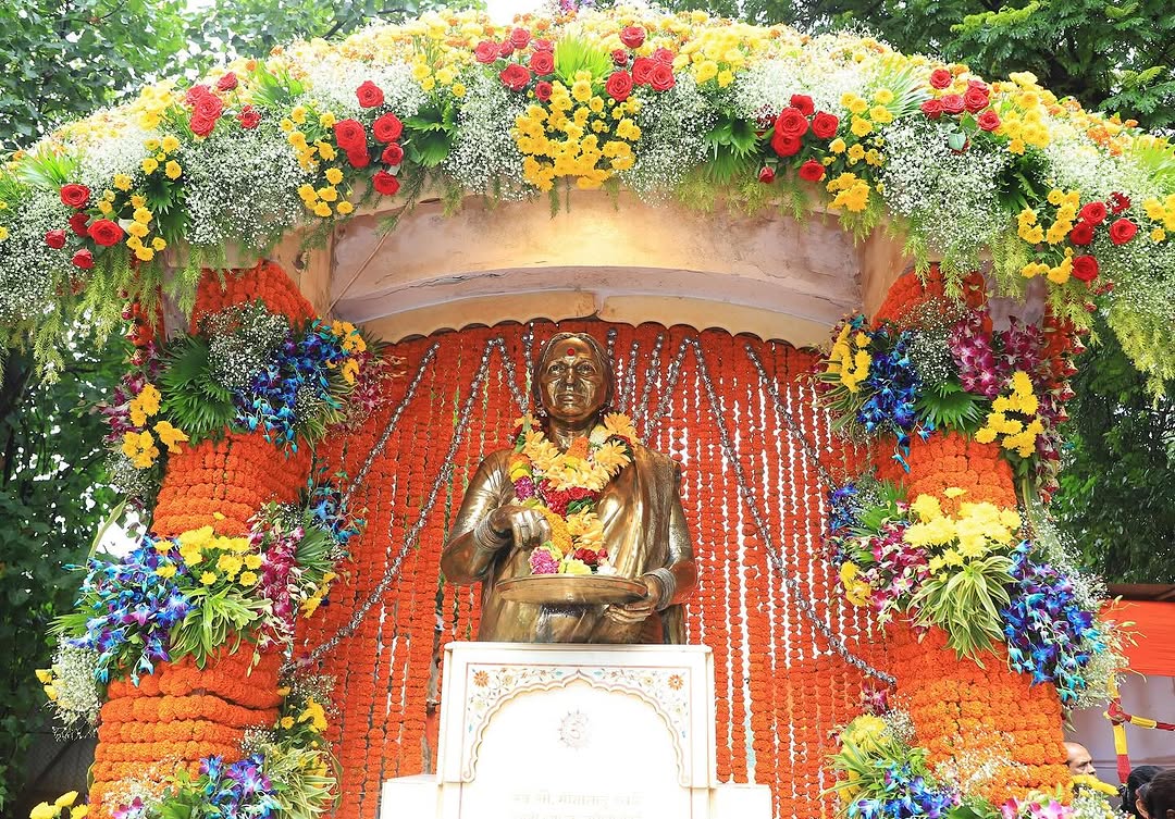 dadar after red paint throw on statue of meenatai thackeray at shivaji park 