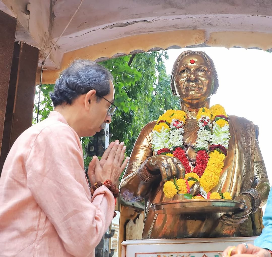 dadar after red paint throw on statue of meenatai thackeray at shivaji park 