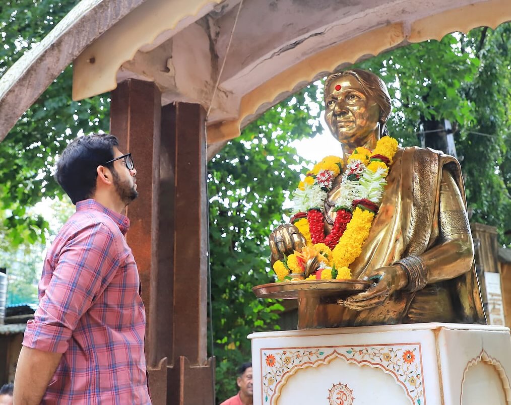 dadar after red paint throw on statue of meenatai thackeray at shivaji park 