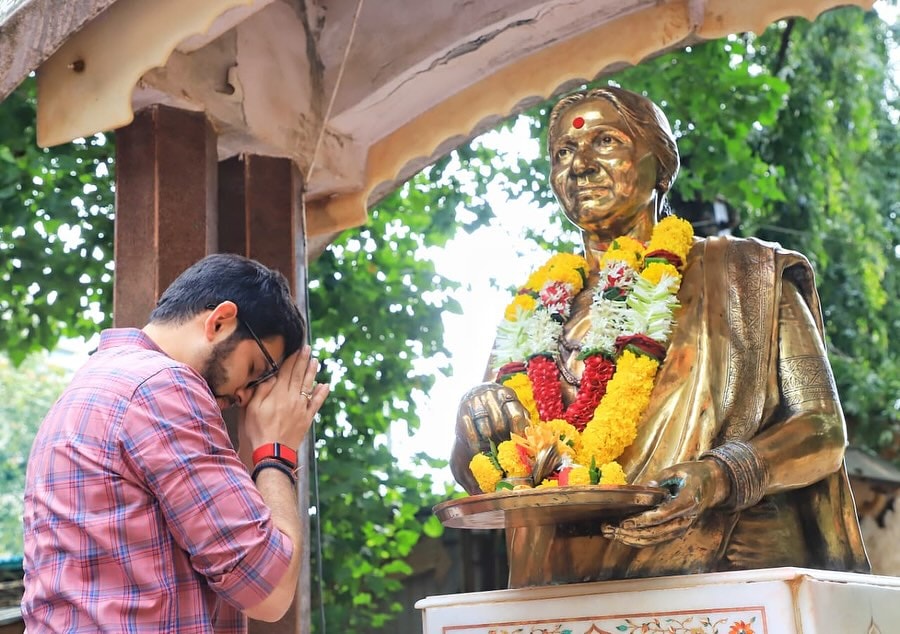 dadar after red paint throw on statue of meenatai thackeray at shivaji park 