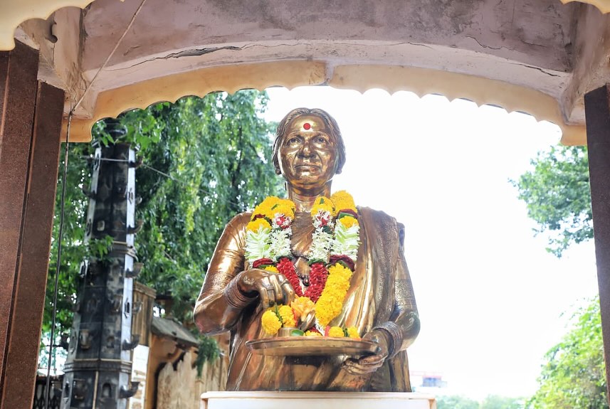 dadar after red paint throw on statue of meenatai thackeray at shivaji park 